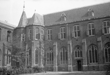 811056 Gezicht op de zuidelijke kloosterarm van het St. Catharijneklooster (Lange Nieuwstraat) te Utrecht.